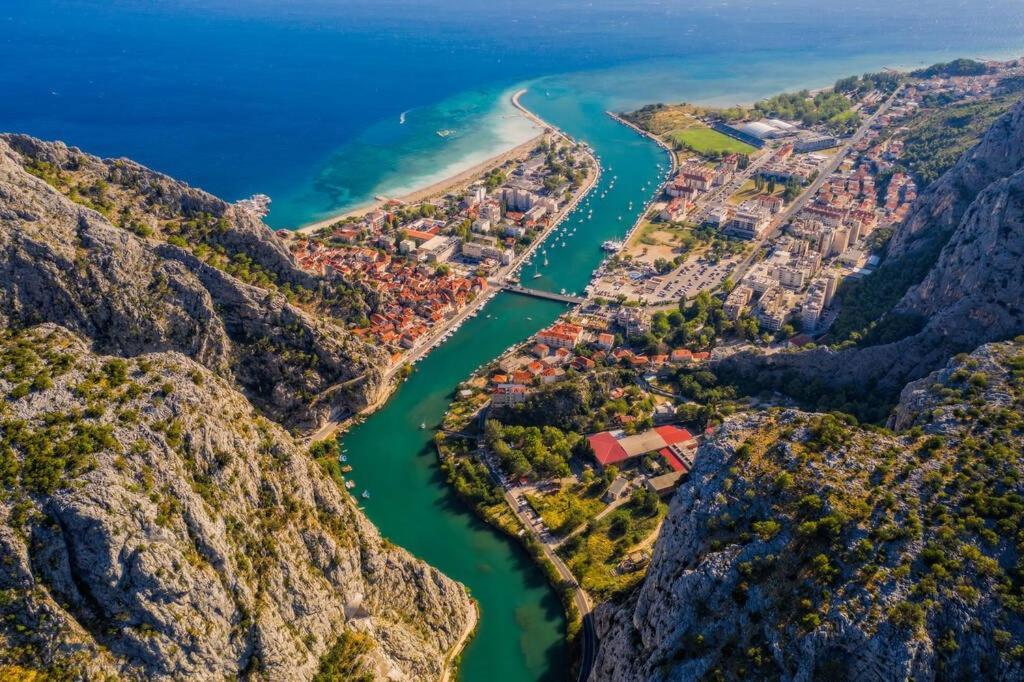 Azure Apartments By The Sea Near City Omiš Екстериор снимка